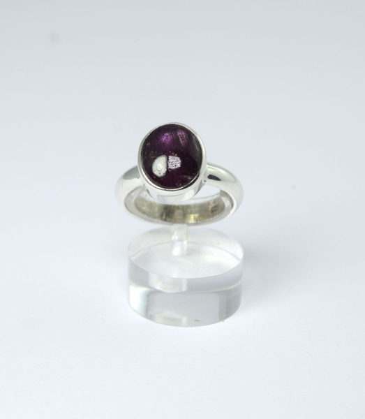 Unikat Ring Stern-Rubin Oval 11x9 mm