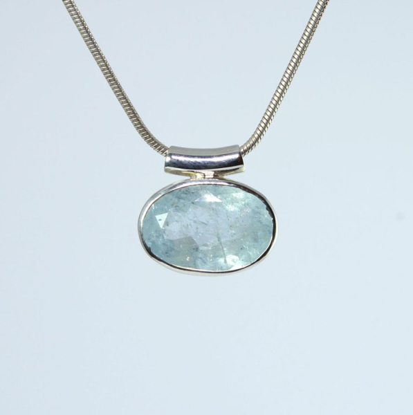 Unikat Anhänge Aquamarin Oval 12x17 mm
