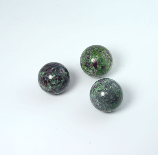Rubin-Fuchsit-Disthen Kugel 34 mm
