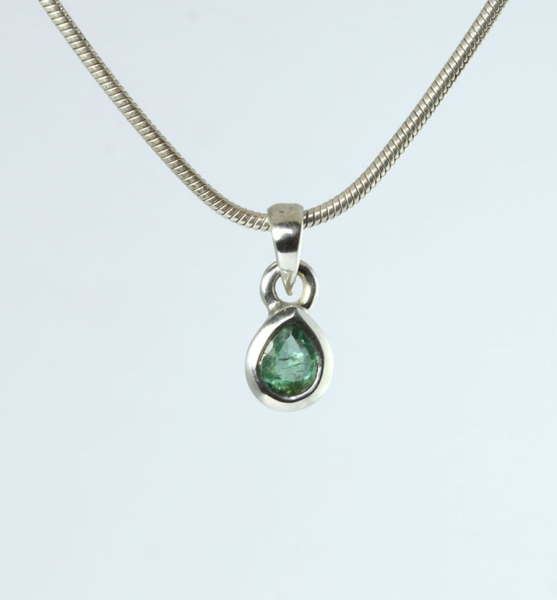 Unikat Anhänger Smaragd tropfen 6x4 mm