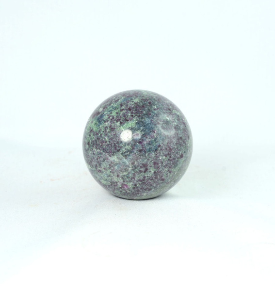 Unikat Rubin-Fuchsit-Disthen Kugel 57 mm