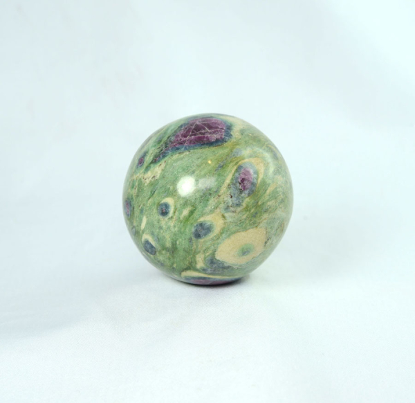 Unikat Rubin-Disthen-Fuchsit Kugel 62 mm