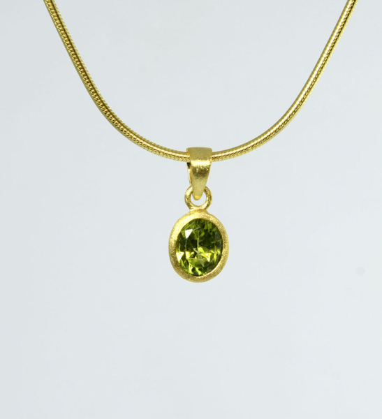 Unikat Anhänger Peridot Oval 9x7 mm Silber Vergoldet