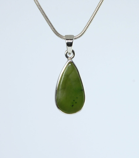 Unikat Anhänger Nephrit Jade Tropfen