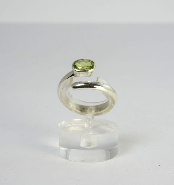 Ring Peridot Spiral Facettiert