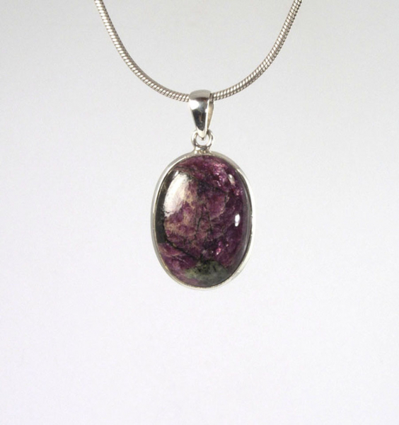 Unikat Anhänger roter Eudyalith Oval