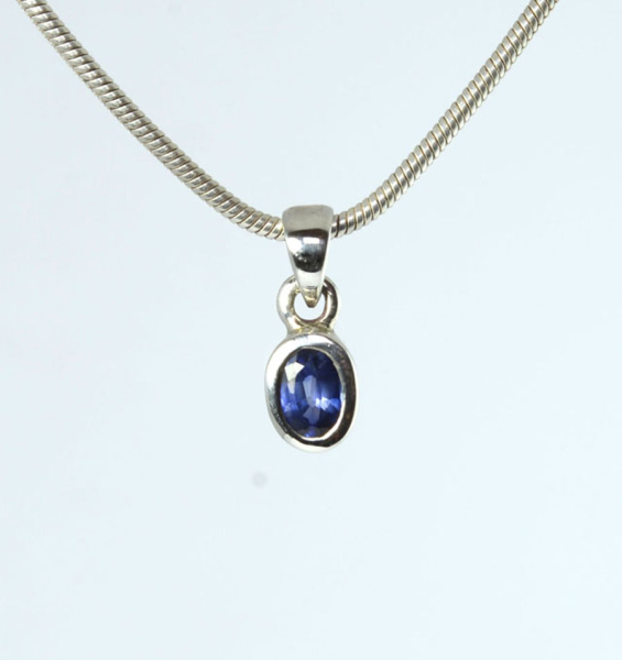 Unikat Anhänger Saphir Oval 5x4 mm