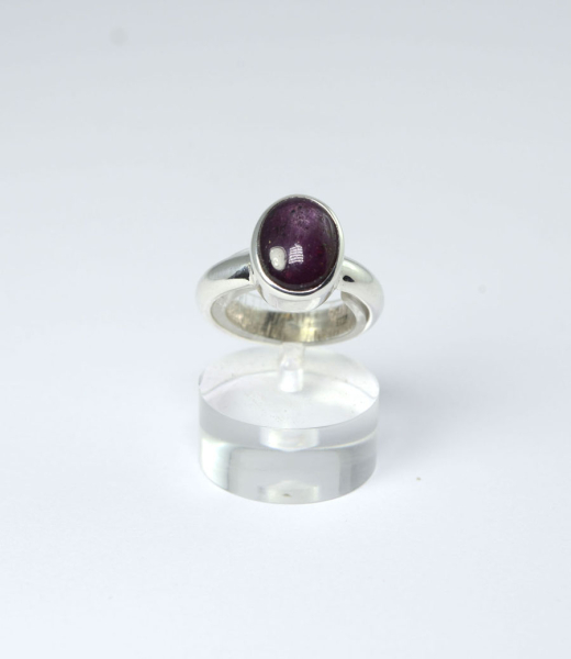 Unikat Ring Stern-Rubin Oval 11x8 mm